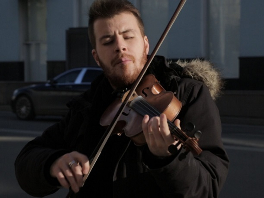 Душевный уличный музыкант показал прекрасное звучание скрипки на видео в Ростове