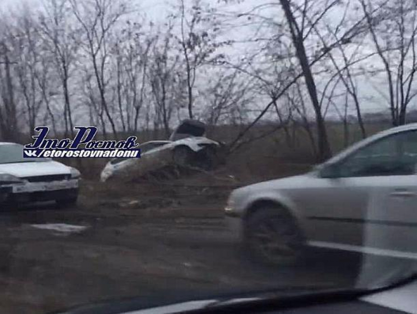 Искалеченное авто из-за ямы на трассе между Щепкинским кольцом и Ростовским морем сняли на видео