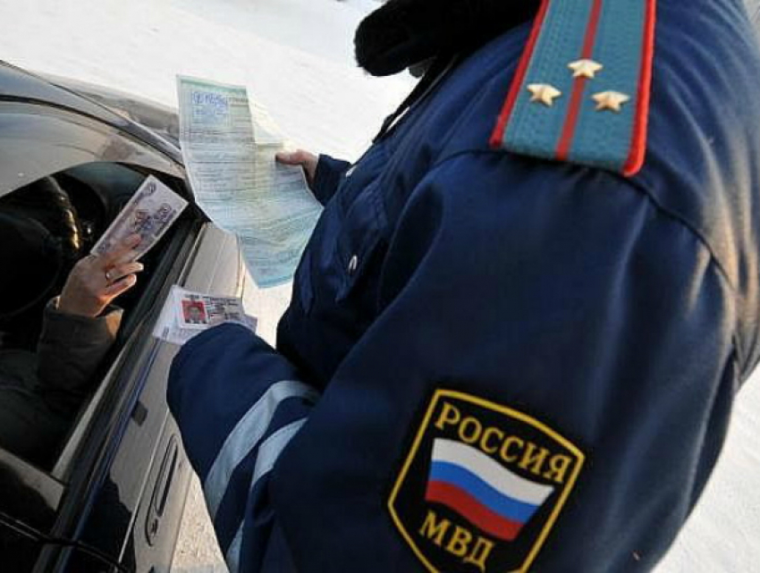 Сотрудника ГИБДД, собирающего «дань» с автомобилистов на трассе, осудили в Ростовской области