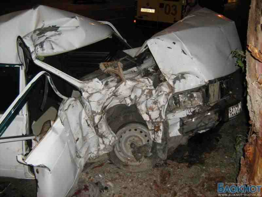 В Ростове легковушка врезалась в дерево: 1 погибший, 2 пострадавших