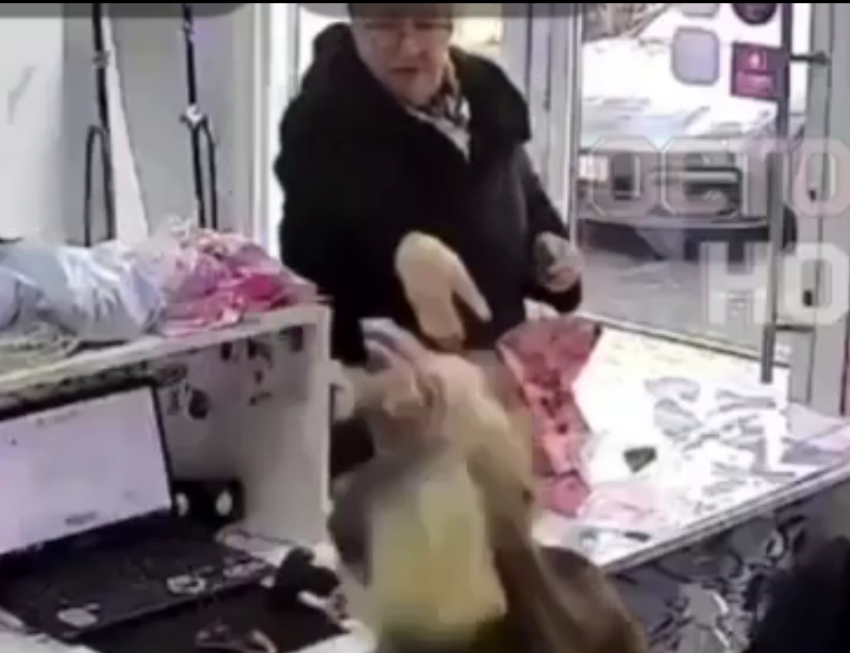 Пенсионерка напала на 17-летнюю сотрудницу Wildberries в Ростове из-за перепутанного товара