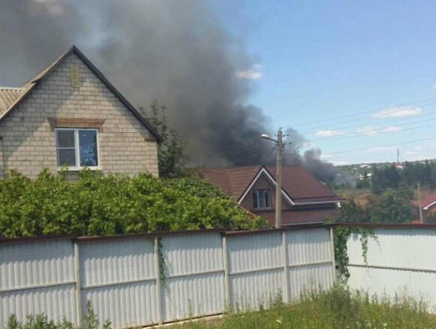 Люди вместе с пожарными спасают от огня свои дома в Ростовской области
