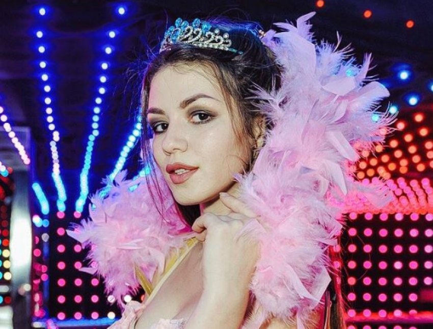 «Занимаюсь артистической деятельностью»: Анна Буря в конкурсе «Мисс Блокнот Ростов-2021»