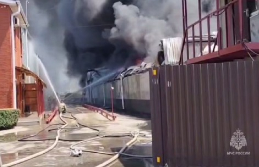 Во время пожара в Азовском районе рабочий склада получил ожоги