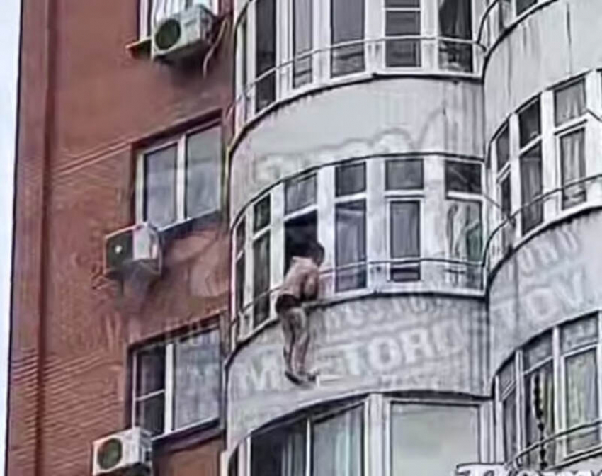 Ростовский человек-паук повис на высоте восьмого этажа на Днепровском