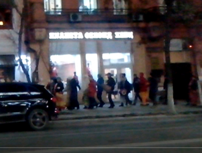 "Гусеница» из кришнаитов проползла по улицам Ростова на видео