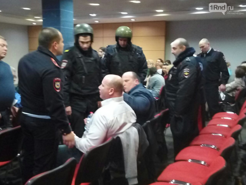 Известных общественников ОМОН вынес на руках со встречи с сити-менеджером в Ростове