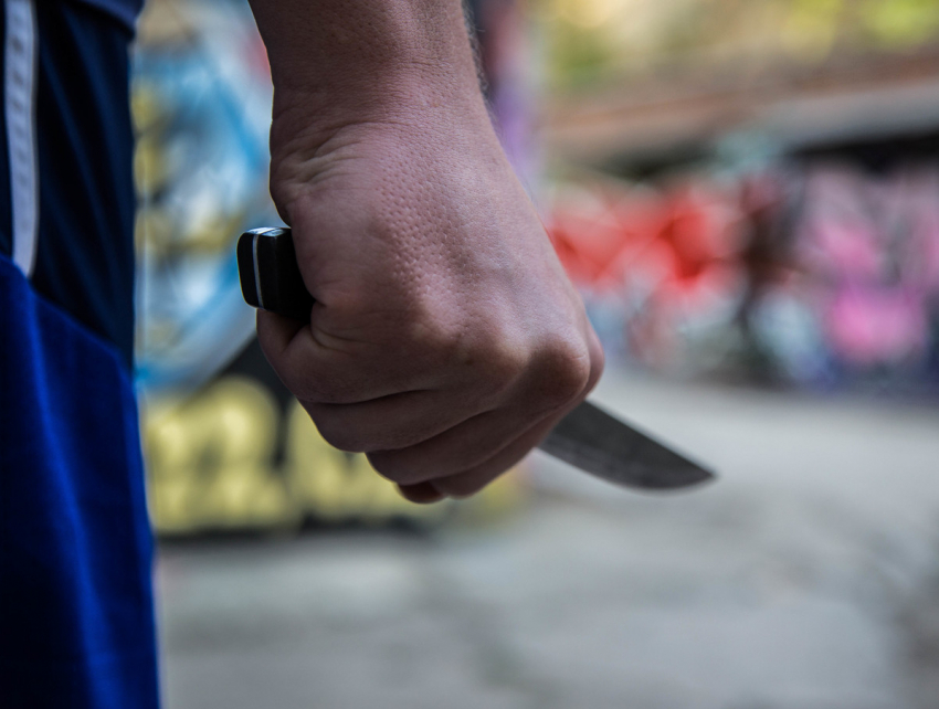 Преступник с ножом напал на продуктовый магазин в Ростове