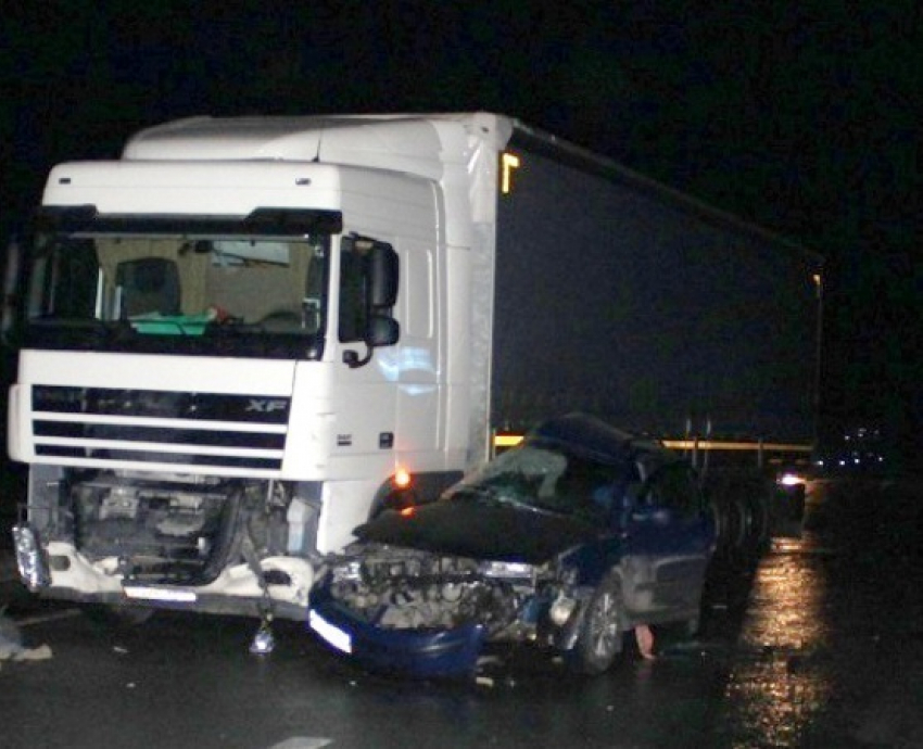 В Ростовской области иномарка врезалась в грузовик: погиб пассажир легковушки