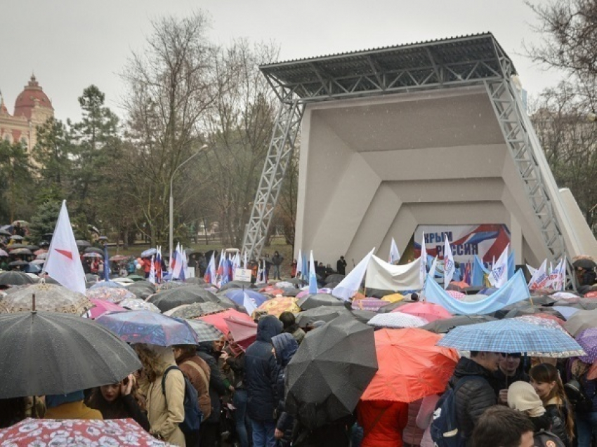 "Крым наш» весело отпраздновали под дождем тысячи жителей Ростова