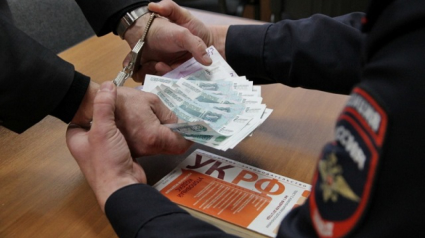 В Каменском районе экс-сотрудник  колонии обвиняется в получении взяток