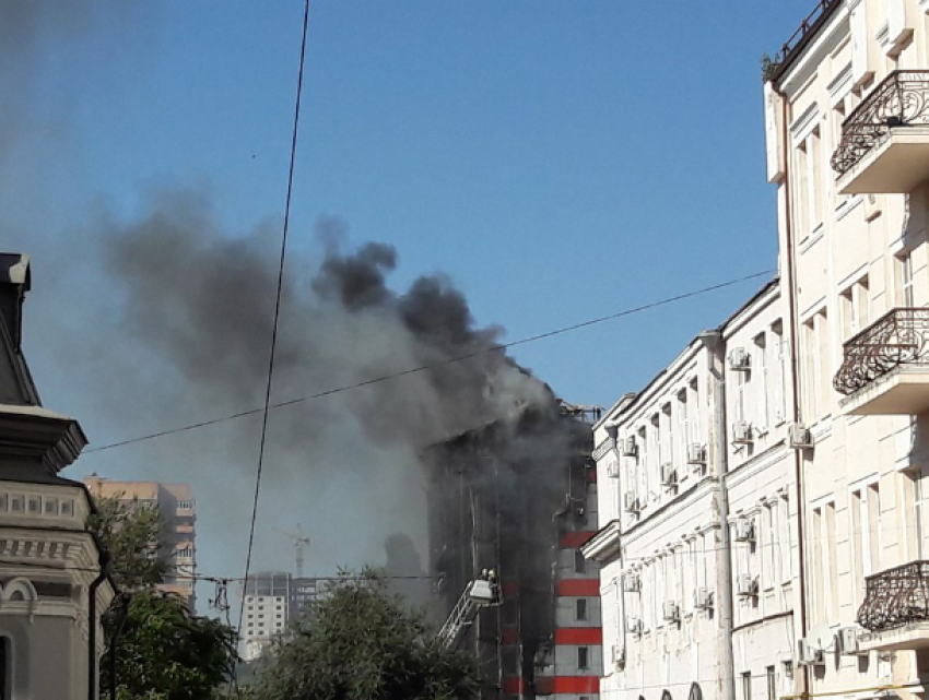 Многоэтажный бизнес-отель объят огромным пламенем в самом центре Ростова