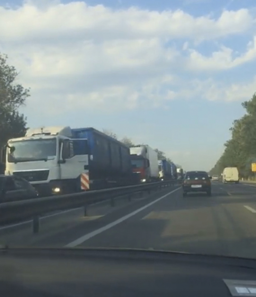 Три фуры заблокировали въезд в Ростов со стороны Аксая