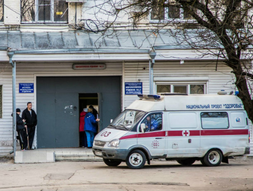 Владельцев автомобилей искорежило в тройном ДТП в Ростовской области