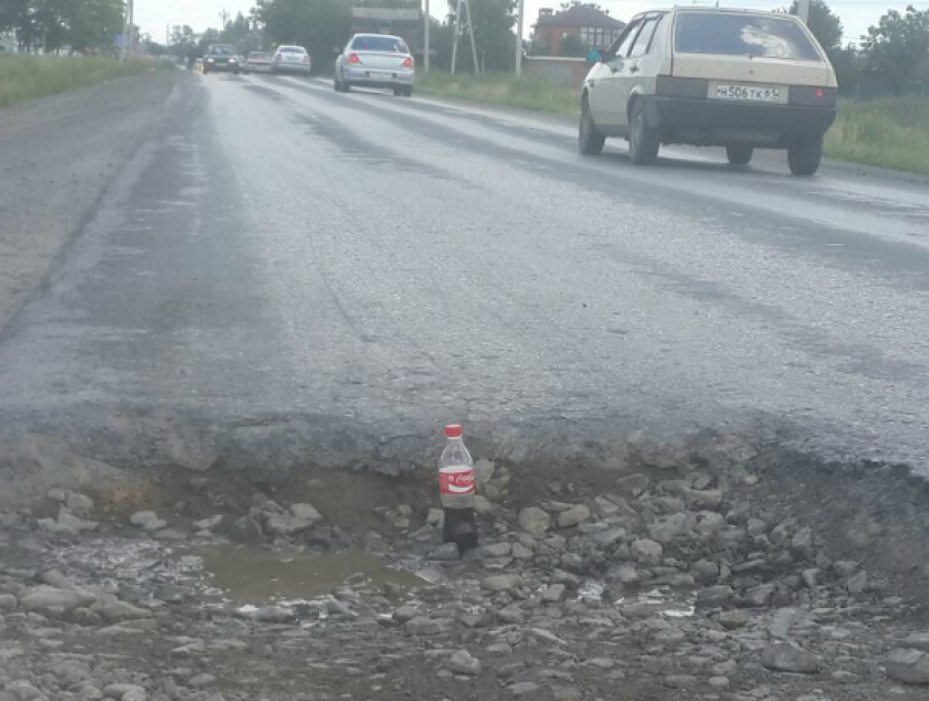 "Забытая» дорожниками опасная глубокая яма на трассе на окраине Ростова делает из водителей каскадеров на видео