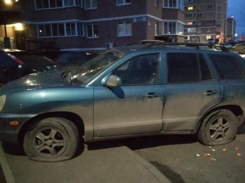 Жители Ростова-на-Дону устроили жестокий самосуд припаркованному автомобилю на тротуаре 