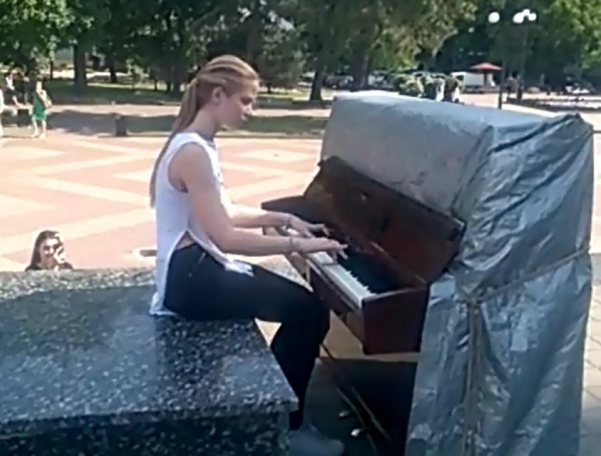 Симпатичные студентки устроили концерт на уличном пианино в тенистом центре Ростова на видео