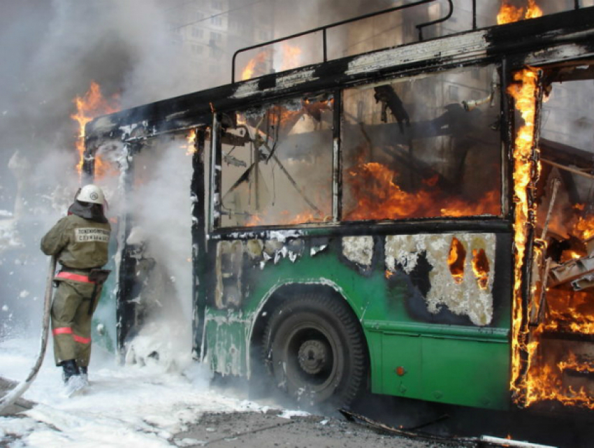 Автобус в Ростовской области сгорел дотла во время проведения сварочных работ