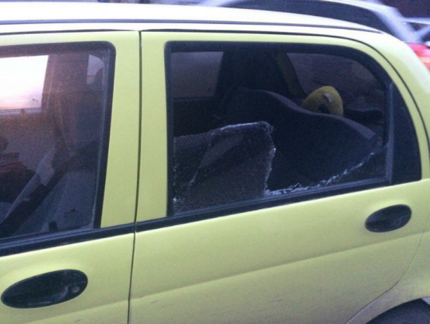Автоворы разбили стекло в иномарке девушки-инвалида и забрали сумку с документами в Ростове