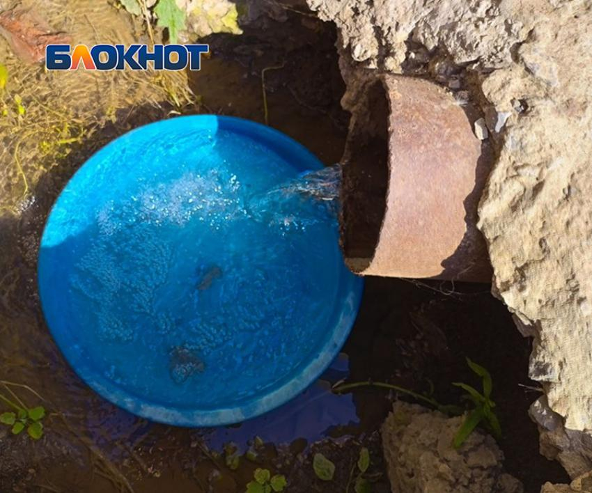 Вода течет, а чиновники молчат: ростовчанка жалуется на прорыв водопровода, который не могут убрать более двух лет