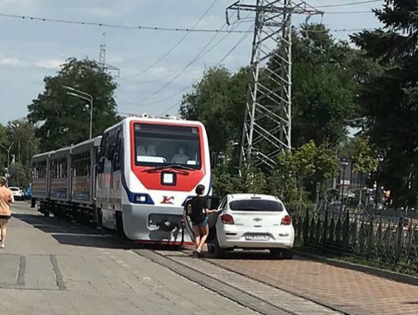 Целый поезд с пассажирами дожидался возвращения охамевшей дамочки за руль авто в Ростове