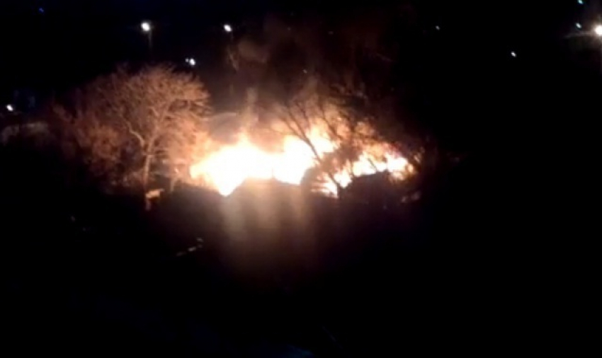 На видео попал страшный пожар в центре Ростова