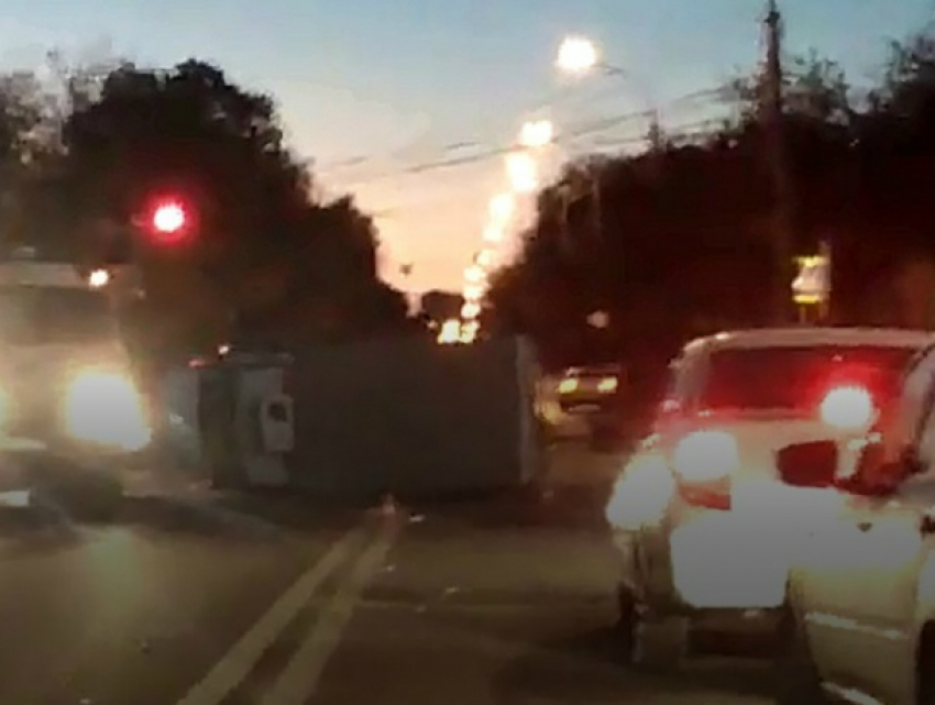 Подрезанная лихим автолюбителем «Газель» опрокинулась посреди дороги в ЗЖМ Ростова
