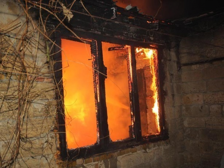 Два человека сгорели заживо во время пожара в Ростовской области