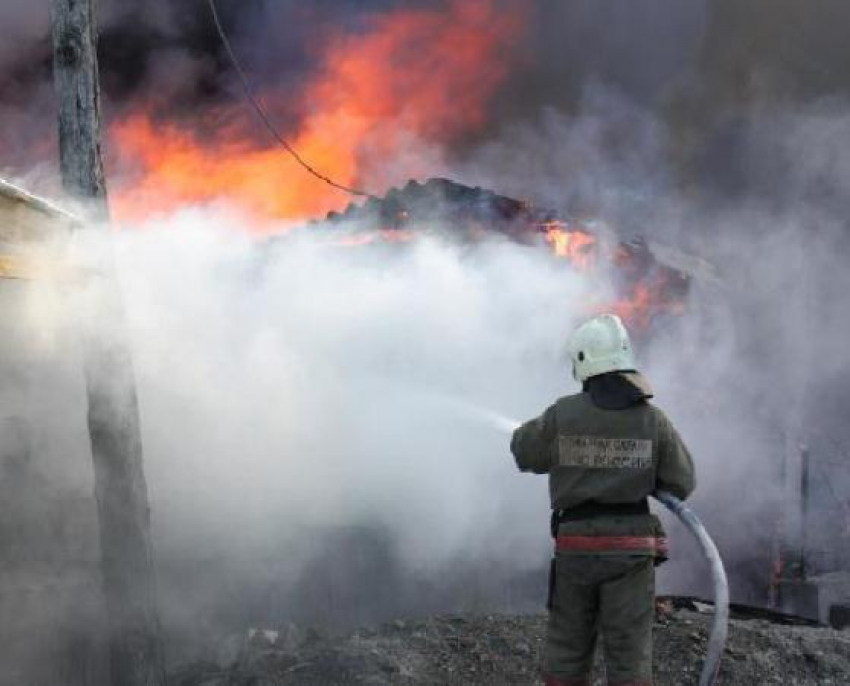 В Ростове в пожаре на улице М. Горького погиб мужчина, еще один пострадавший госпитализирован