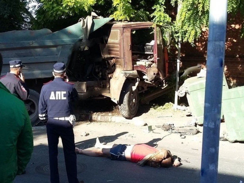 Водитель «КамАЗа» совершил «крутое пике» и вылетел из кабины во время жёсткого столкновения с иномаркой в Ростове