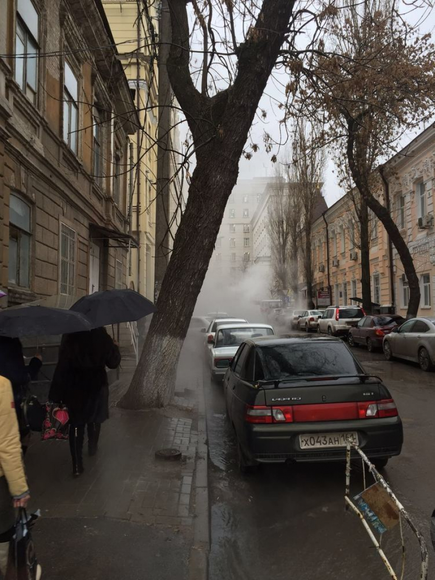 В центре Ростова из-под асфальта валит пар