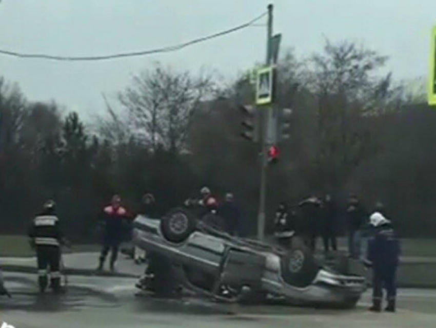 Двое ростовчан пострадали в нелепом ДТП на одном из перекрестков