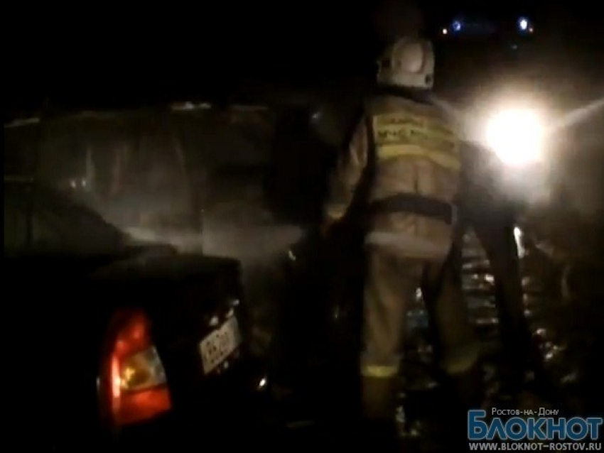 В Ростове из-за пожара на стоянке загорелись Mercedes и Honda  