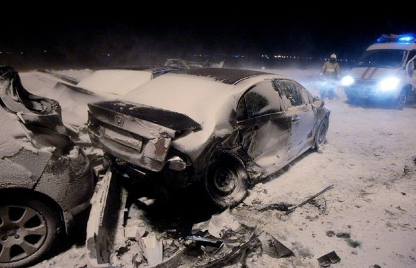 Из-за снегопада под Таганрогом столкнулись 12 машин