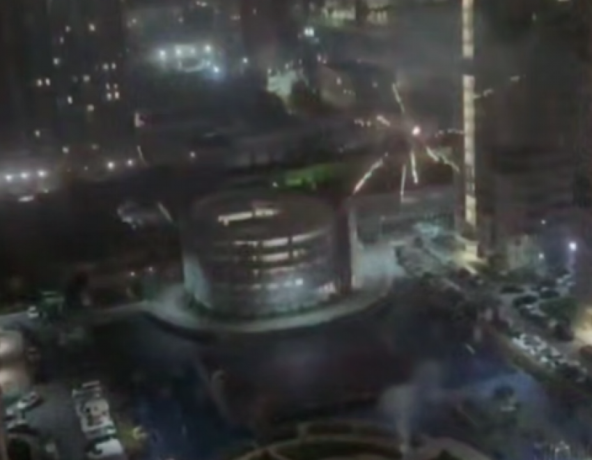 Зумеры устроили салют во дворе крупного ЖК и напугали жителей Ростова