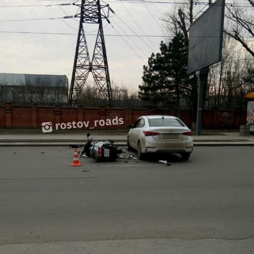 В Ростове автомобиль такси сбил скутериста