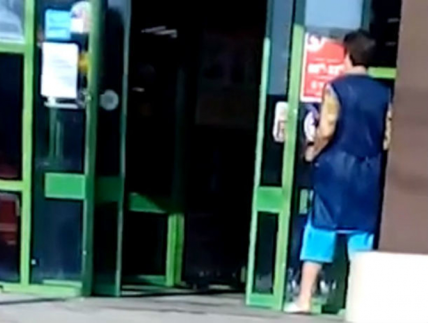 Эпичная битва уборщицы с автоматическими дверями попала на видео в Ростовской области