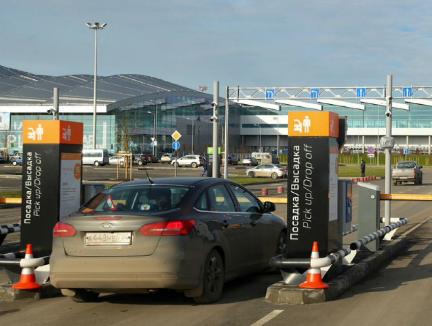Аэропорт «Платов» под Ростовом расщедрился на час бесплатной парковки