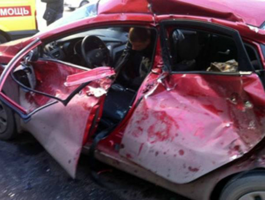 Мужчина и полуторогодовалая девочка пострадали в опрокинувшейся на скорости иномарке под Ростовом