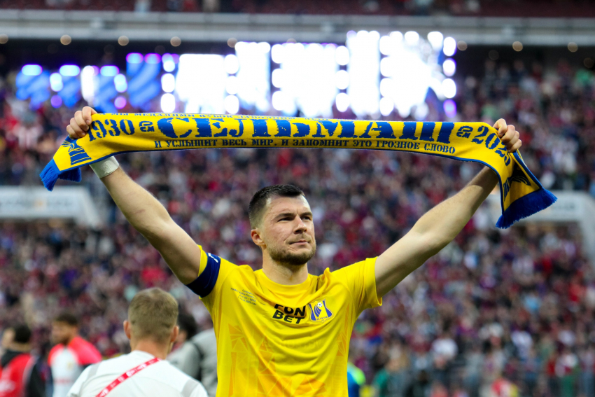 «Локомотив» хочет купить у ФК «Ростов» Комличенко за 130 миллионов рублей