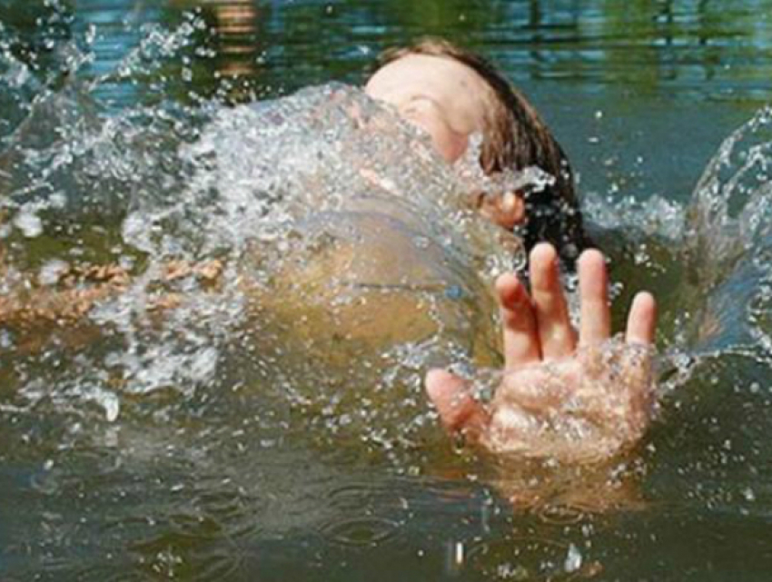 Двухлетний мальчик попал в реанимацию после падения в бассейн во дворе частного дома Ростова