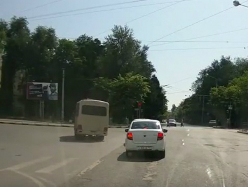 Дерзкий проезд маршрутчика на «красный» по перекрестку Ростова возмутил горожан на видео