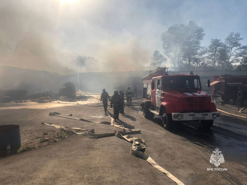 Пожарные более часа тушили вагончик-бытовку рабочих на Суворовском в Ростове