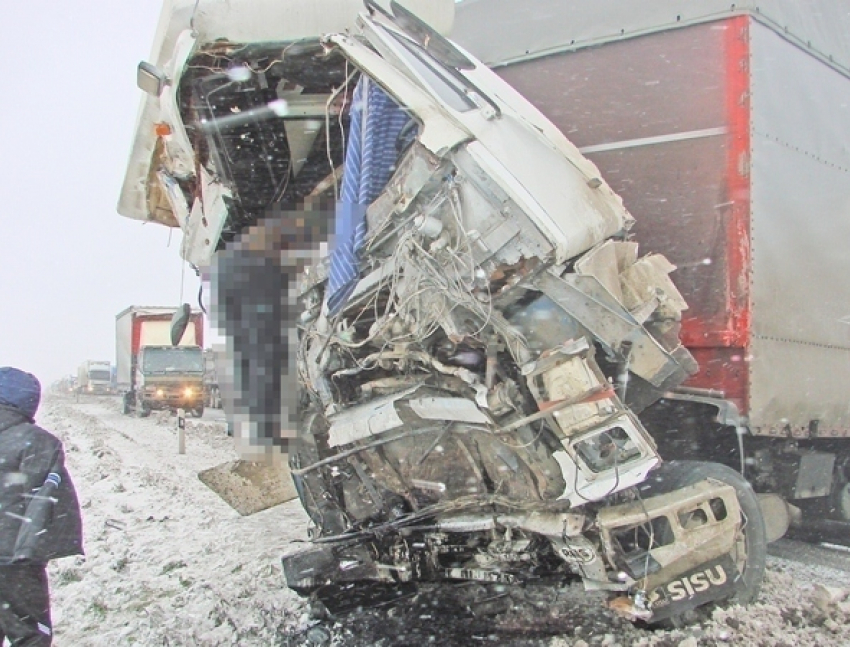 На М-4 «Дон» столкнулись два грузовика: погиб один из водителей