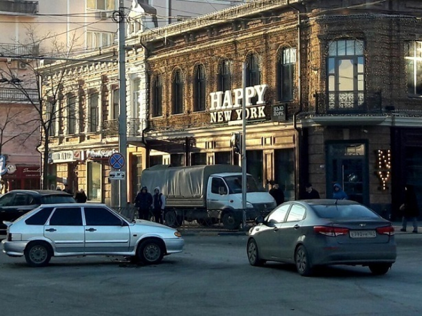 Тройное ДТП в час пик парализовало движение в центре Ростова