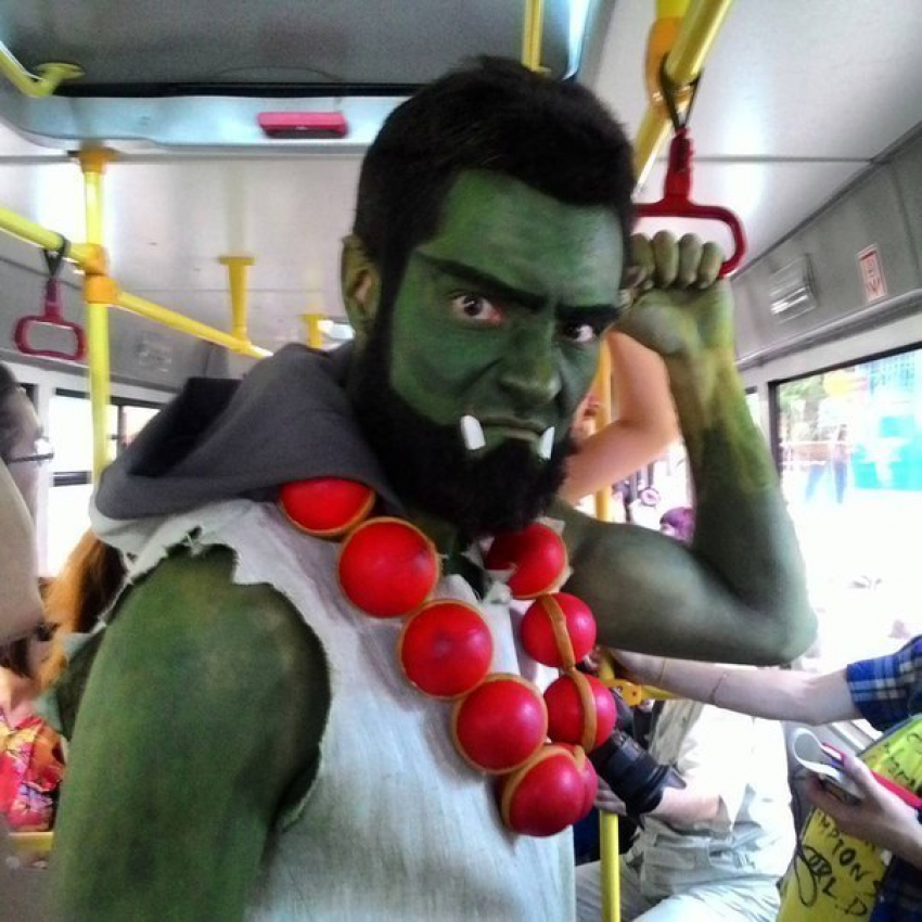 В ростовском автобусе был замечен зеленый великан 