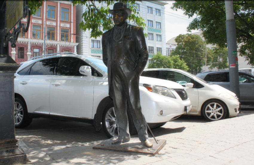 Календарь:19 лет назад по Буденновскому стал прогуливаться медный Горожанин