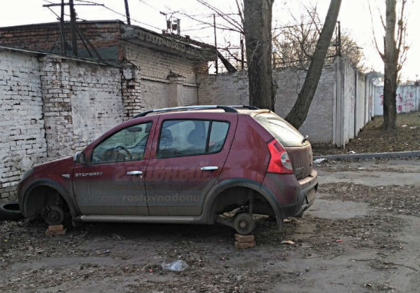 Ночное издевательство над красной иномаркой совершили бандиты в Ростове 