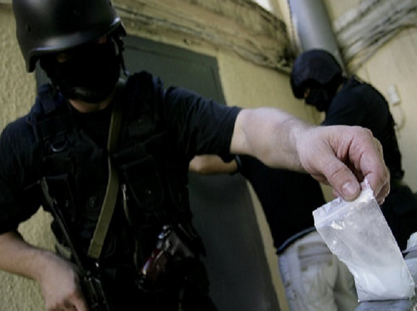 Сеть по распространению наркотиков через Интернет создали в Волгограде три наркодилера из Ростова