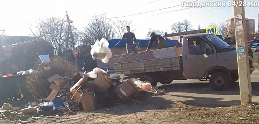 В центре Ростова пресекли незаконный вывоз мусора